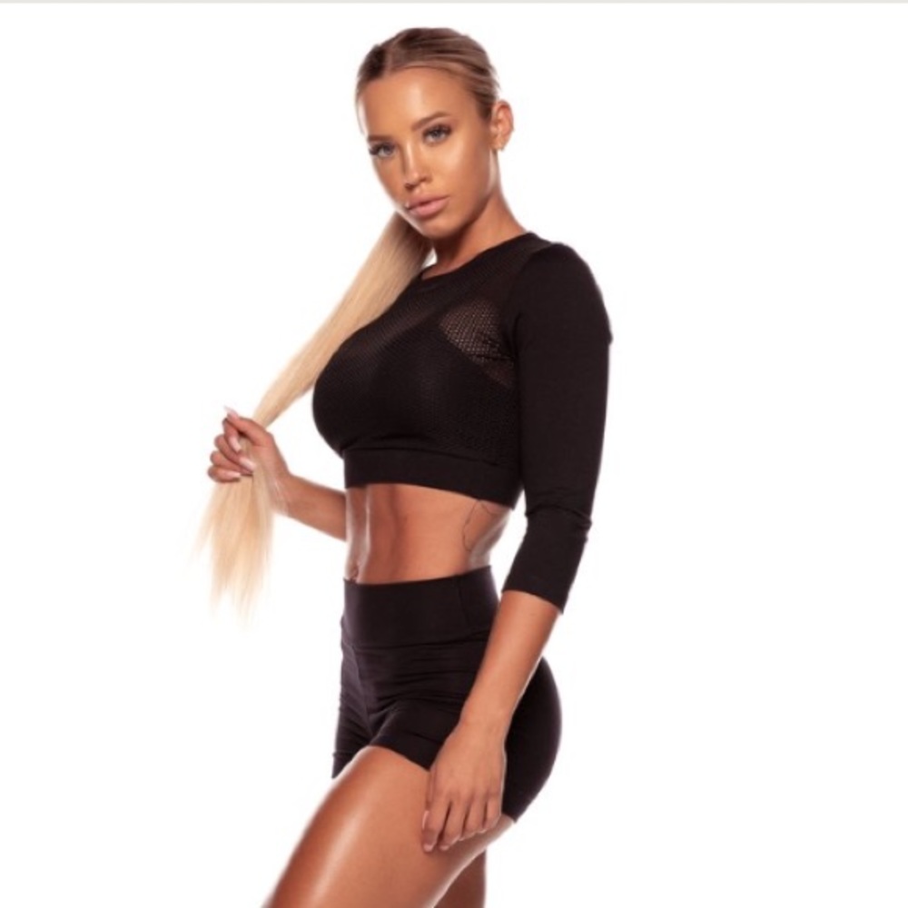 SASKI: Black netted sports crop